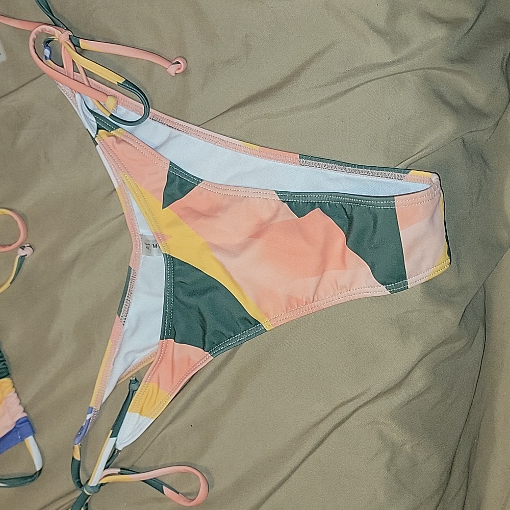 Bikini - Picture 2 of 4